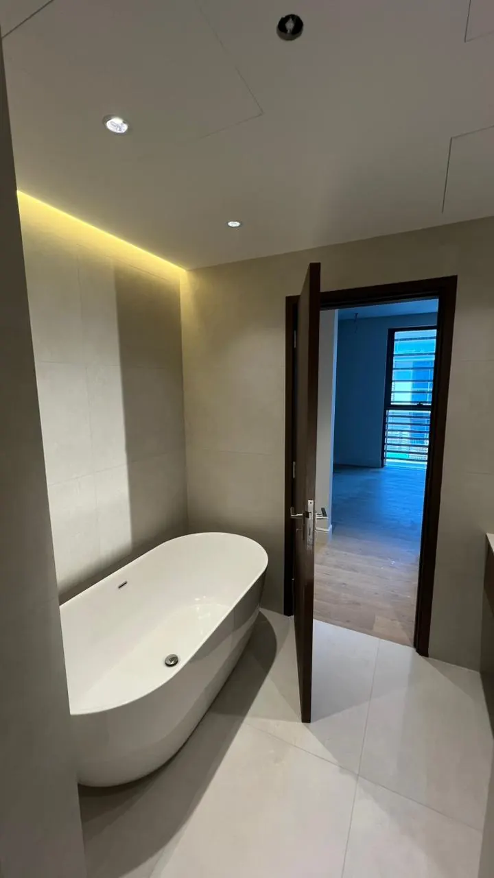 Bathroom with a freestanding bathtub and large-format tiles, City Walk
